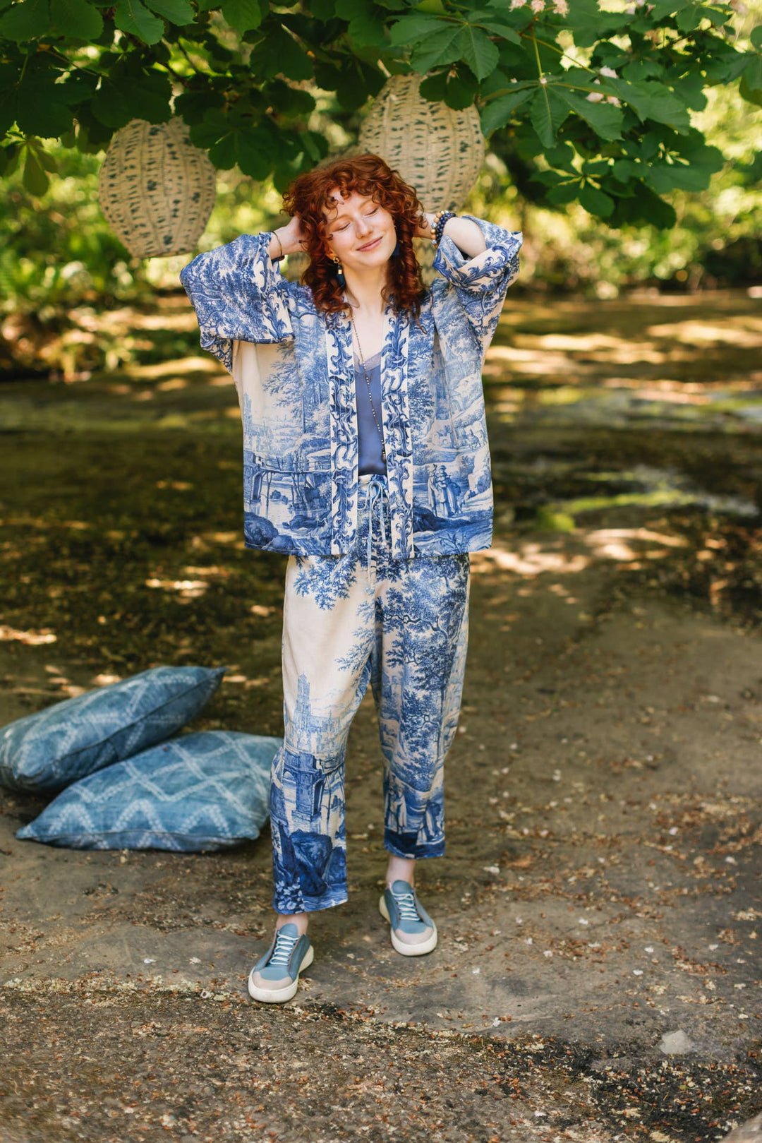 Let The Light In Linen Cropped Artist Pant Blue Delft Print