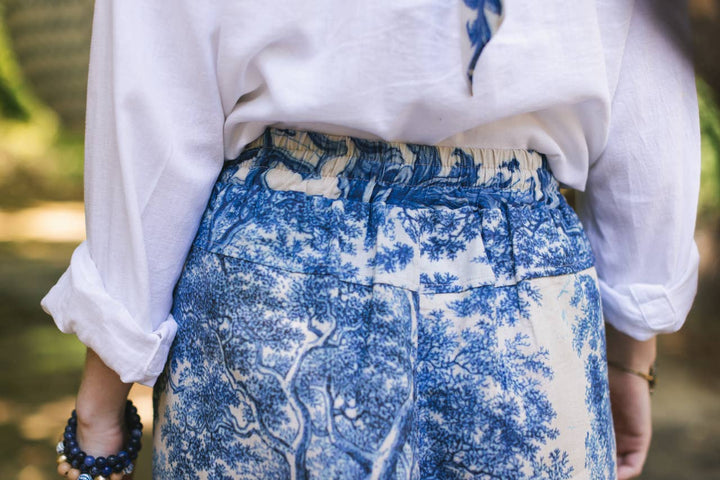 Let The Light In Linen Cropped Artist Pant Blue Delft Print