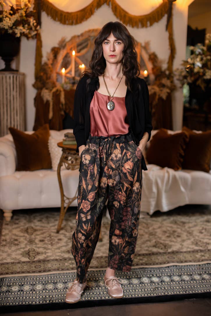 Momento Linen Crop Artist Pant w/ Floral Print & Skull