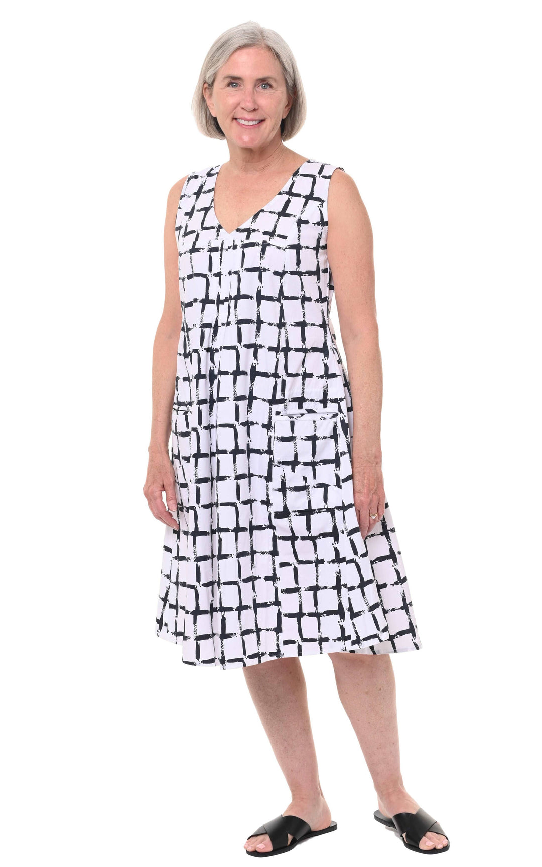 Poppie in White Black Dissolve