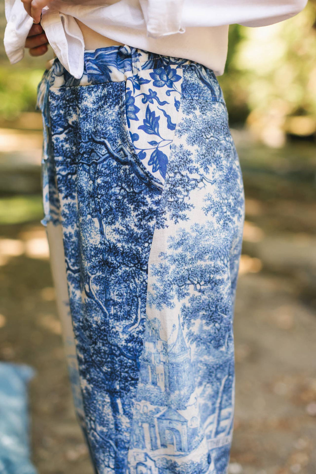 Let The Light In Linen Cropped Artist Pant Blue Delft Print