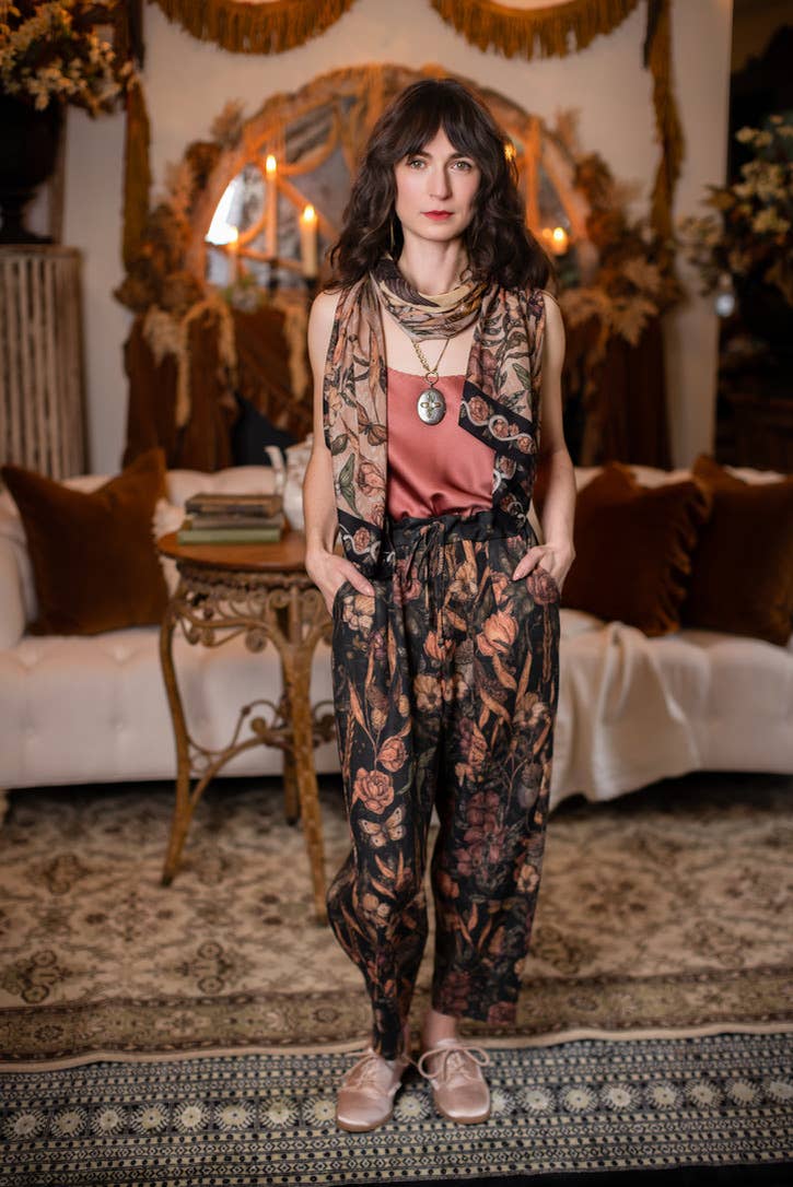 Momento Linen Crop Artist Pant w/ Floral Print & Skull