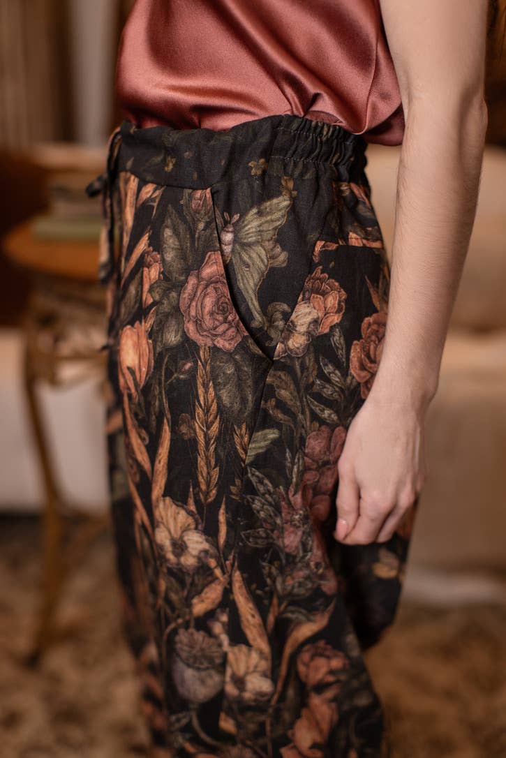 Momento Linen Crop Artist Pant w/ Floral Print & Skull