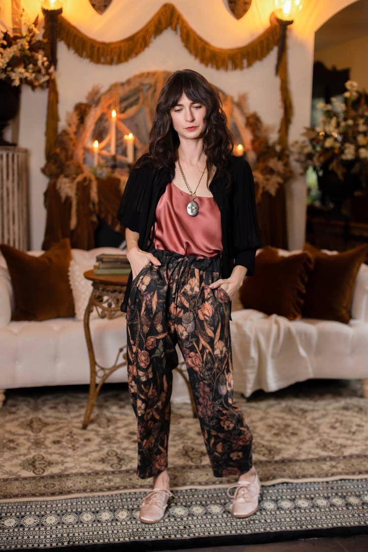Momento Linen Crop Artist Pant w/ Floral Print & Skull