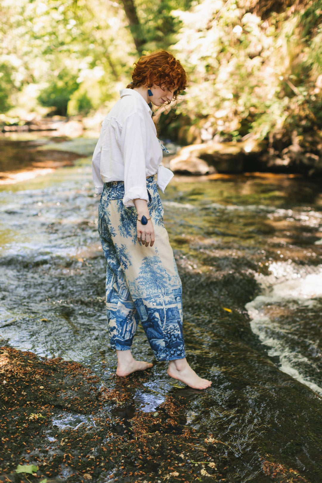 Let The Light In Linen Cropped Artist Pant Blue Delft Print