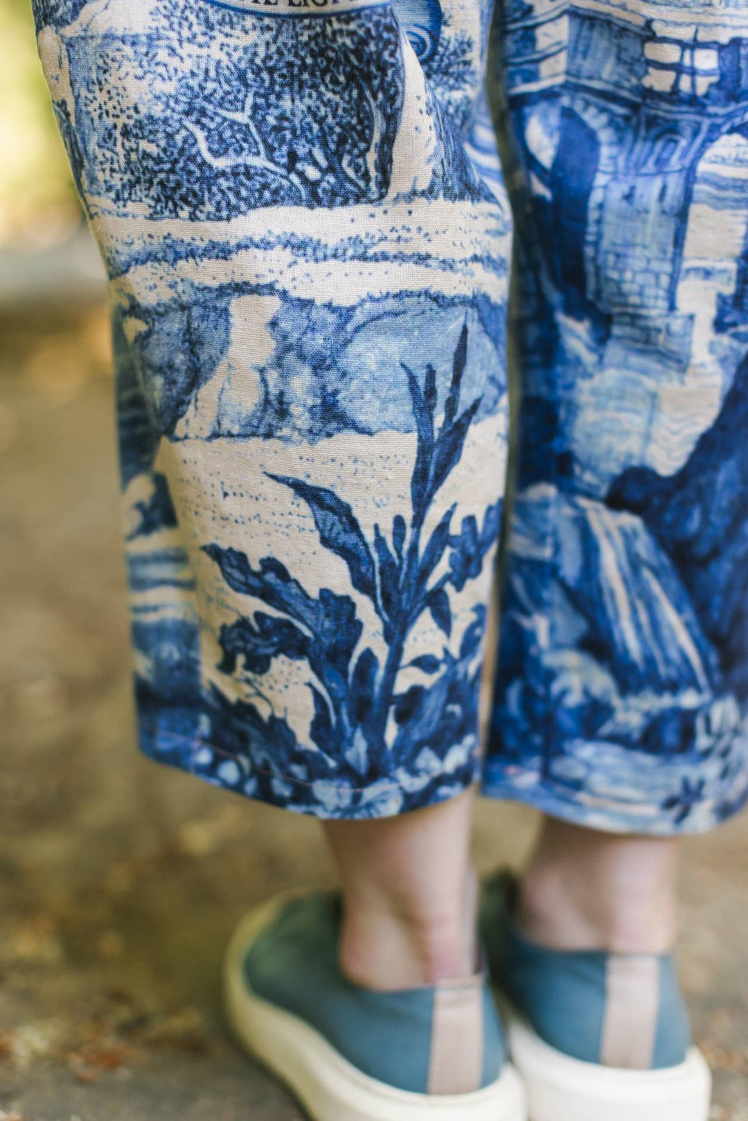 Let The Light In Linen Cropped Artist Pant Blue Delft Print