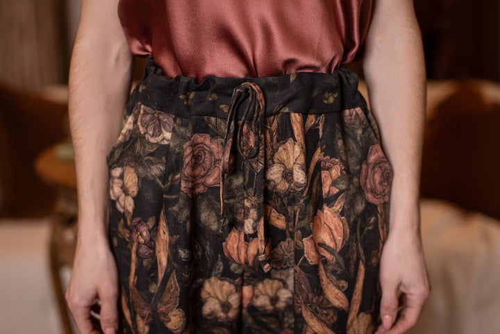 Momento Linen Crop Artist Pant w/ Floral Print & Skull