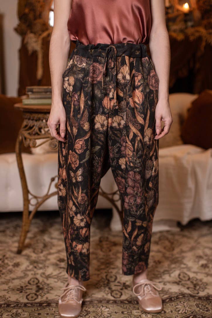 Momento Linen Crop Artist Pant w/ Floral Print & Skull