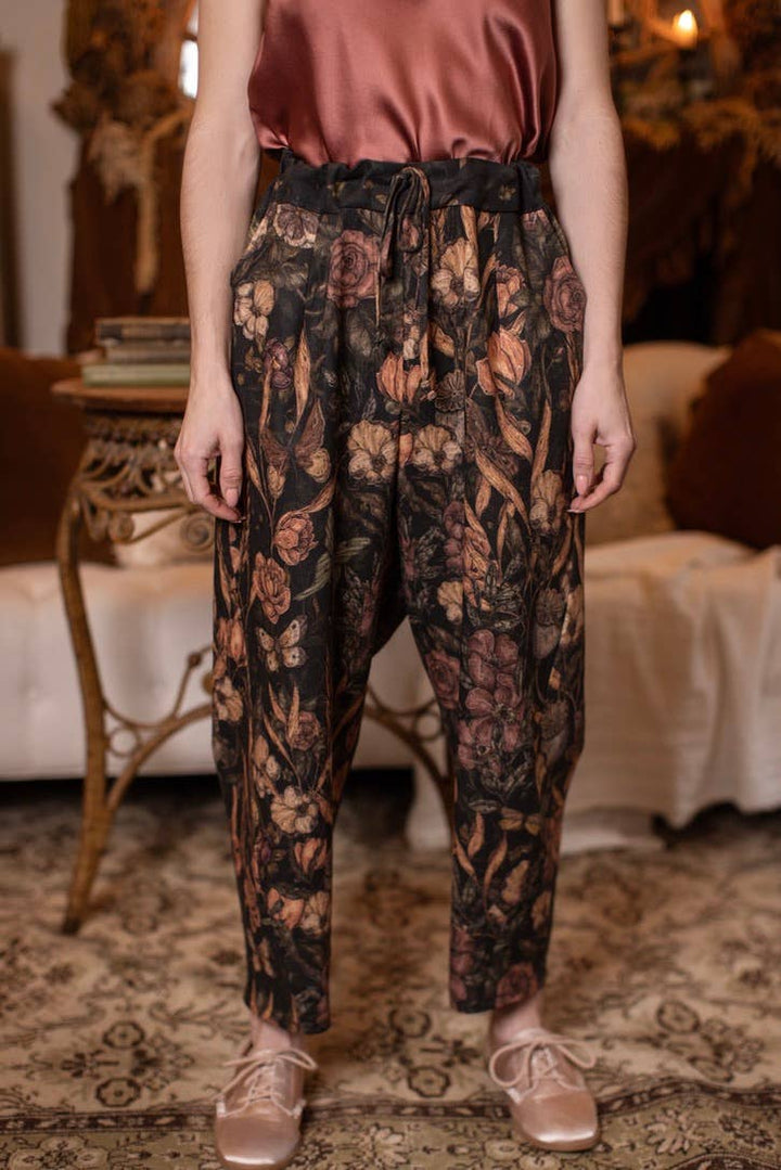 Momento Linen Crop Artist Pant w/ Floral Print & Skull